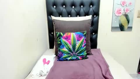 Snapshot of temptressqeen chatting on October 2025 05:46:01 PM temptressqeen online show from October 2025 05:46:01 PM