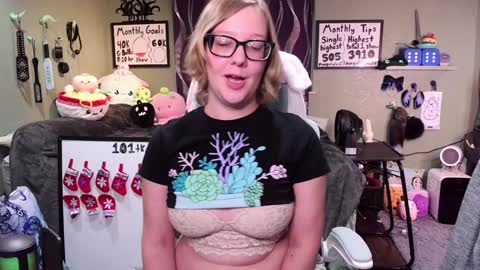 Snapshot of ten_tickle_pixie chatting on December 2024 10:19:01 PM Pixie and Tentacle Overlord online show from December 2024 10:19:01 PM