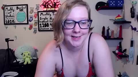 Pixie and Tentacle Overlord online show from December 2025 11:24:02 PM