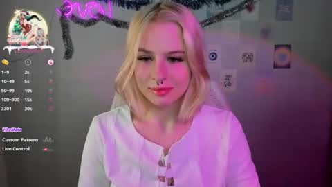 Snapshot of tender__kitty chatting on December 2024 01:49:01 PM Sue online show from December 2024 01:49:01 PM