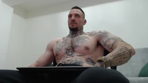 Snapshot of thebestmuscles chatting on May 2026 05:53:01 PM John online show from May 2026 05:53:01 PM