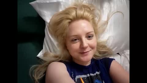 Snapshot of thedancingalien chatting on May 2026 04:42:02 AM Kassandra Grant online show from May 2026 04:42:02 AM