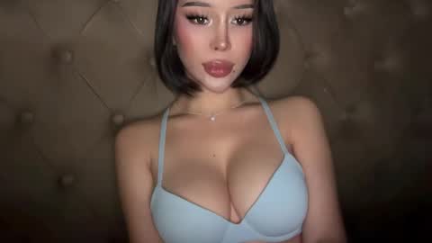 Elle  dont forget to folloW me and thumbs up online show from March 2026 01:50:02 PM