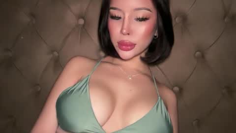 Elle  dont forget to folloW me and thumbs up online show from March 2026 10:54:02 AM