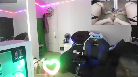 Snapshot of thepluglove chatting on September 2025 10:32:02 PM The Plug Love Friends online show from September 2025 10:32:02 PM