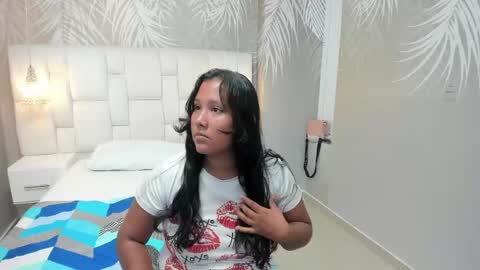 Snapshot of thianna_brunette chatting on May 2026 12:01:01 PM THIANA online show from May 2026 12:01:01 PM