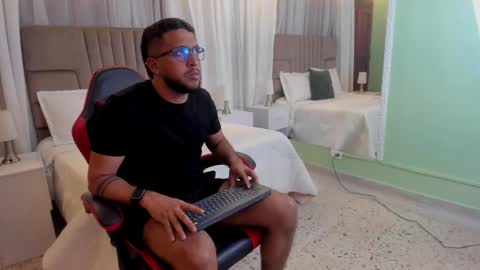 Snapshot of thom_houston chatting on November 2025 03:50:02 AM Thom Houston online show from November 2025 03:50:02 AM