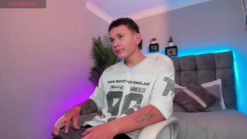 Snapshot of thomas_moon_ chatting on April 2026 01:15:01 PM Thomas online show from April 2026 01:15:01 PM
