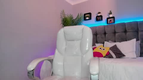 Snapshot of thomas_moon_ chatting on May 2026 04:04:02 PM Thomas online show from May 2026 04:04:02 PM