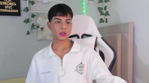 Snapshot of thomas_wild chatting on September 2025 07:52:02 AM Thomas online show from September 2025 07:52:02 AM