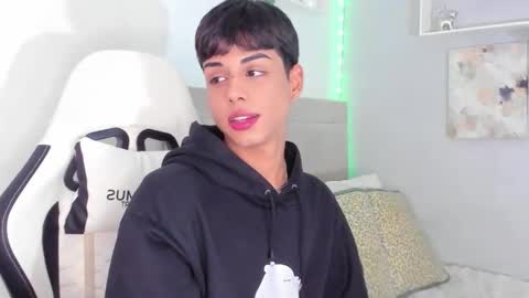 Snapshot of thomas_wild chatting on October 2025 07:47:02 AM Thomas online show from October 2025 07:47:02 AM