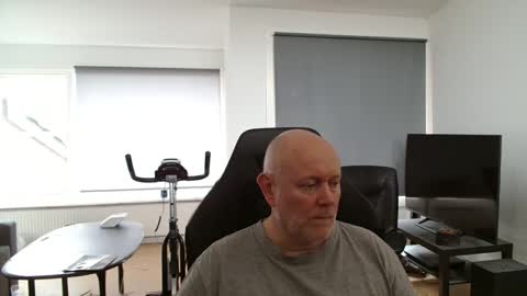 thomash32 online show from September 2025 12:17:01 PM