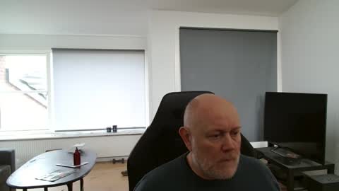 thomash32 online show from October 2025 09:48:01 AM