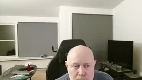 thomash32 online show from November 2025 09:15:01 PM