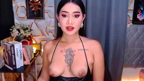 tiarrafoxs online show from May 2026 12:00:02 PM