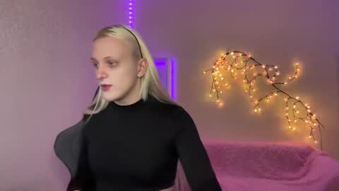 Snapshot of tiffany2005 chatting on November 2025 09:04:02 AM Amira online show from November 2025 09:04:02 AM