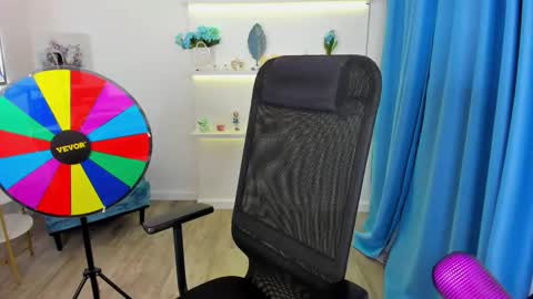 tiffanyyoun online show from November 2025 12:49:01 PM