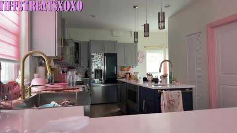 Tiffstreatsxoxo online show from June 2026 05:28:01 PM