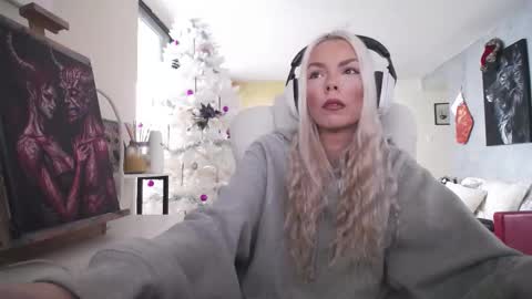 stage Kylie Sinner  brand CLITBAIT online show from December 2025 06:01:02 PM