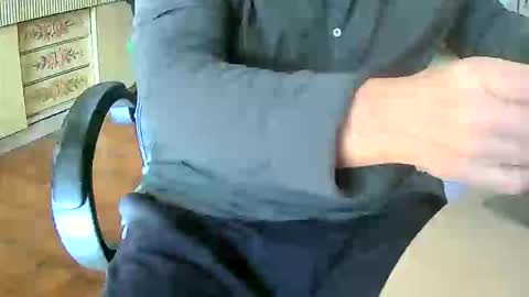 Snapshot of tobikoyuzu chatting on December 2025 01:30:01 PM Tobiko online show from December 2025 01:30:01 PM