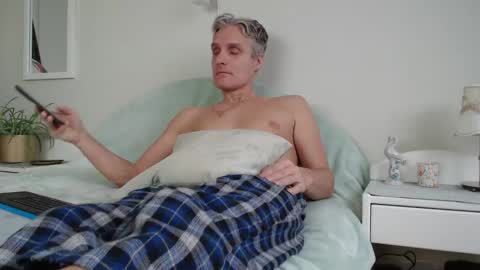 Daniel Bisexual uncut 20cm online show from December 2024 08:23:02 AM