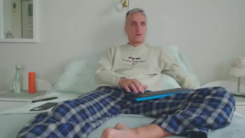 Daniel Bisexual uncut 20cm online show from September 2025 05:52:02 AM