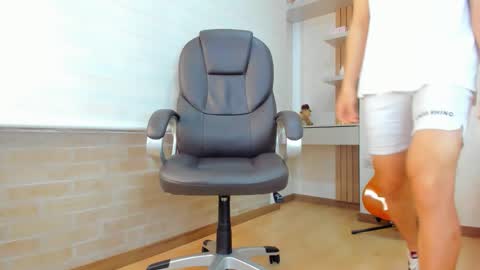 Snapshot of tombardem chatting on December 2025 07:10:01 PM Tom Bardem online show from December 2025 07:10:01 PM