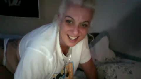 Snapshot of tonitones chatting on January 2026 06:16:01 AM Honeys Snow Bunny online show from January 2026 06:16:01 AM