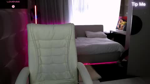 Snapshot of tori_blond chatting on June 2026 05:32:02 AM tori_blond online show from June 2026 05:32:02 AM