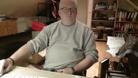 Snapshot of toto758 chatting on December 2025 09:21:02 PM toto758 online show from December 2025 09:21:02 PM