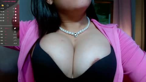 Snapshot of travelergirl chatting on May 2026 10:32:02 AM travelergirl online show from May 2026 10:32:02 AM