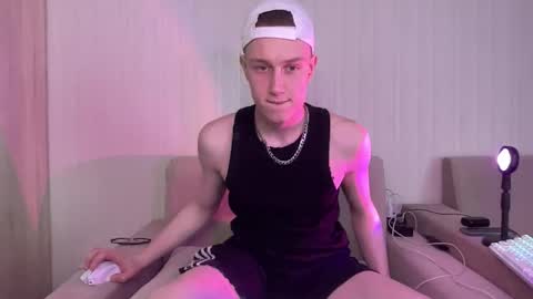 Snapshot of travis_gracile chatting on April 2026 09:15:01 AM Travis online show from April 2026 09:15:01 AM