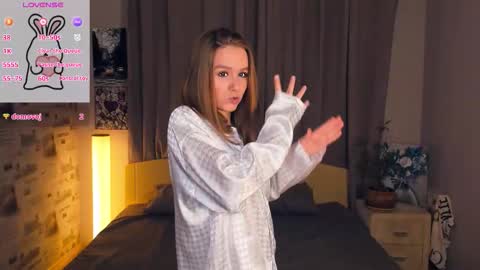 Snapshot of trinahillier chatting on October 2025 07:08:01 PM Bubbles online show from October 2025 07:08:01 PM