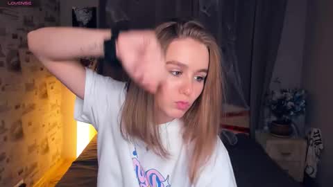 Snapshot of trinahillier chatting on November 2025 07:01:02 PM Bubbles online show from November 2025 07:01:02 PM