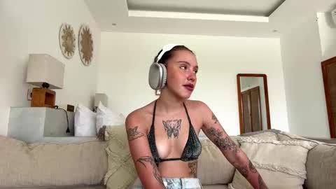 Mia online show from February 2026 05:11:02 AM