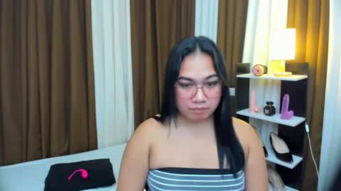 Karen Oquio online show from October 2025 10:14:02 PM