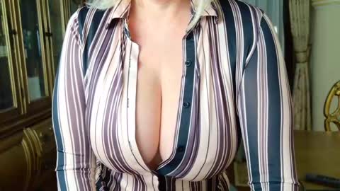 Snapshot of tunderose chatting on February 2025 04:53:01 AM Tunde online show from February 2025 04:53:01 AM