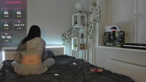 Hi everyone my name is Tina Id love it if you could help make sense of it here  online show from January 2025 02:27:02 AM