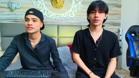 Snapshot of twinslovers_ chatting on September 2025 09:47:02 PM twinslovers_ online show from September 2025 09:47:02 PM