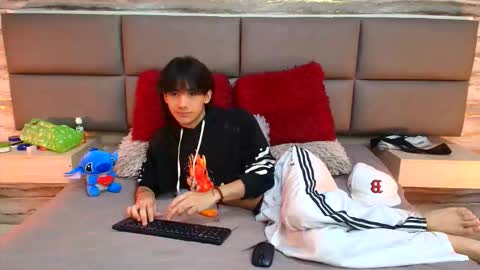 Snapshot of twinslovers_ chatting on October 2025 09:50:02 PM twinslovers_ online show from October 2025 09:50:02 PM