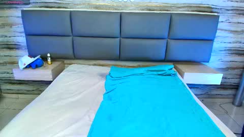 Snapshot of twinslovers_ chatting on October 2025 09:15:02 PM twinslovers_ online show from October 2025 09:15:02 PM