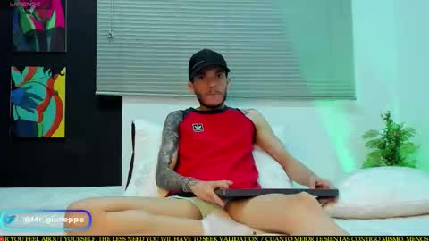 tylergiuseppe_ online show from December 2025 09:33:01 PM