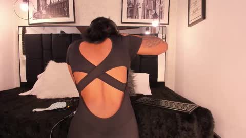 Snapshot of tylla_ chatting on September 2025 03:44:01 AM online show from September 2025 03:44:01 AM