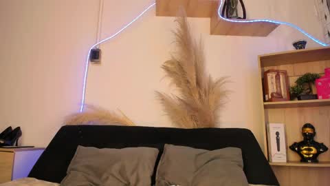 tylla__ online show from April 2026 06:19:01 AM