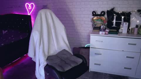 Snapshot of uindi chatting on December 2024 07:31:02 PM Izzy online show from December 2024 07:31:02 PM