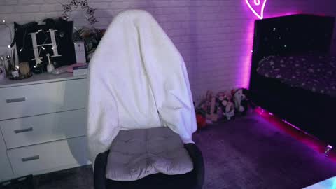 Snapshot of uindi chatting on March 2025 10:02:02 PM Izzy online show from March 2025 10:02:02 PM