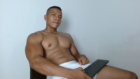 Snapshot of ulisess15 chatting on December 2024 10:45:01 PM Felipe model independent online show from December 2024 10:45:01 PM