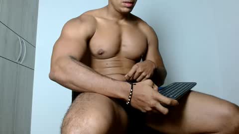 Snapshot of ulisess15 chatting on May 2026 10:33:01 AM Felipe model independent online show from May 2026 10:33:01 AM