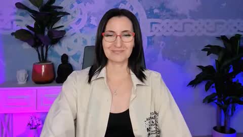 UnaTera online show from November 2025 09:19:02 AM