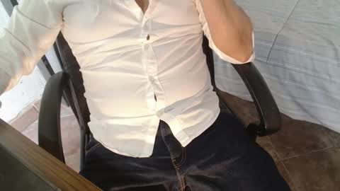 Snapshot of under_thedesk chatting on November 2025 10:06:02 AM Giov online show from November 2025 10:06:02 AM